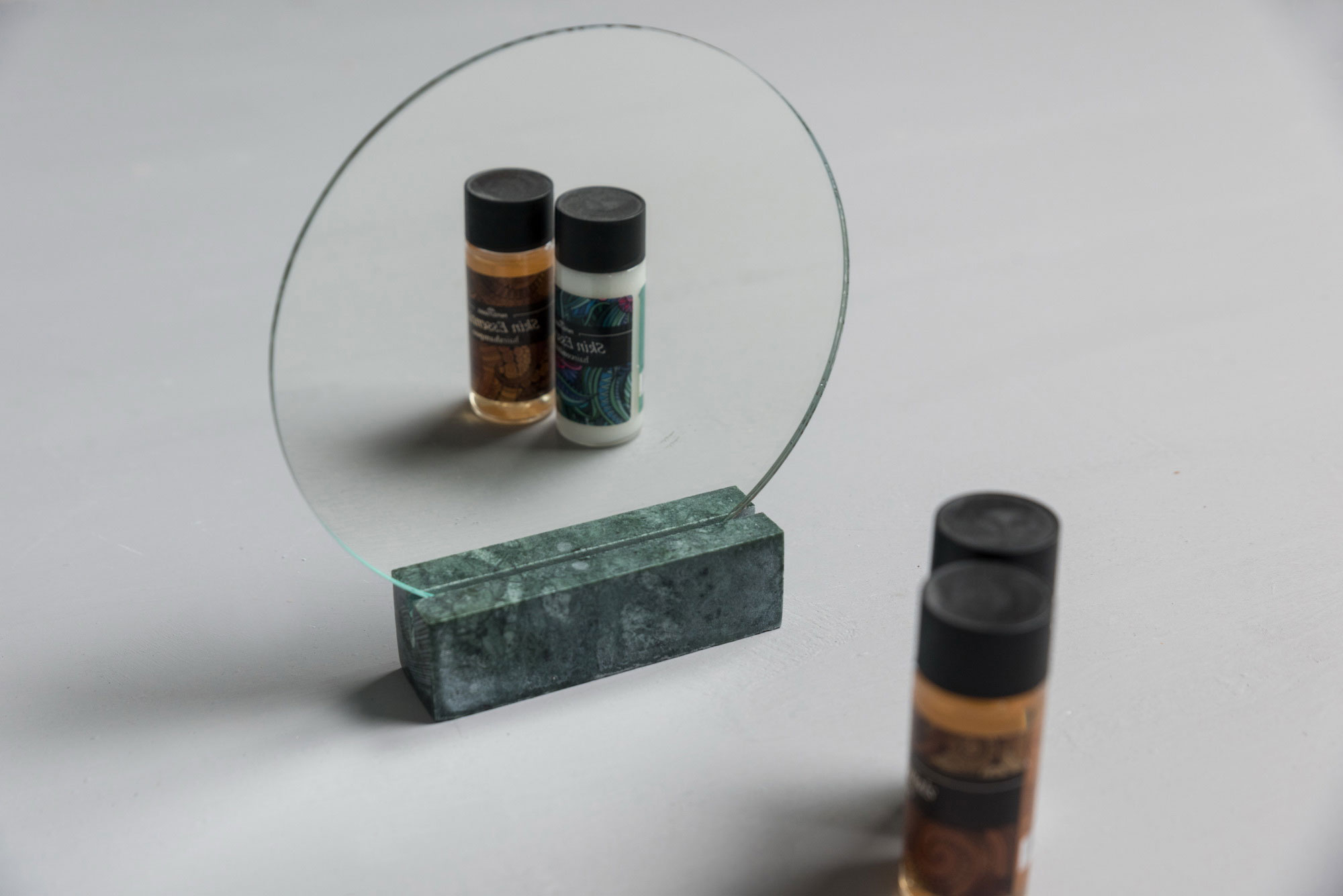 Marble Mirror Circle Green in use